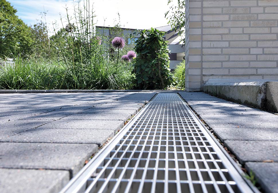 Gartenterrasse mit Fokus auf Entwässerungsrinne für Oberflächenwasser | Garten- und Landschaftsbau | Bauzentrum Zillinger