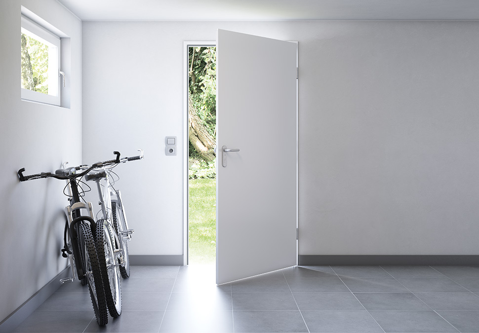 Weiße, schlichte Nebeneingangstür geöffnet, zwei Fahrräder | Türen | Bauzentrum Zillinger