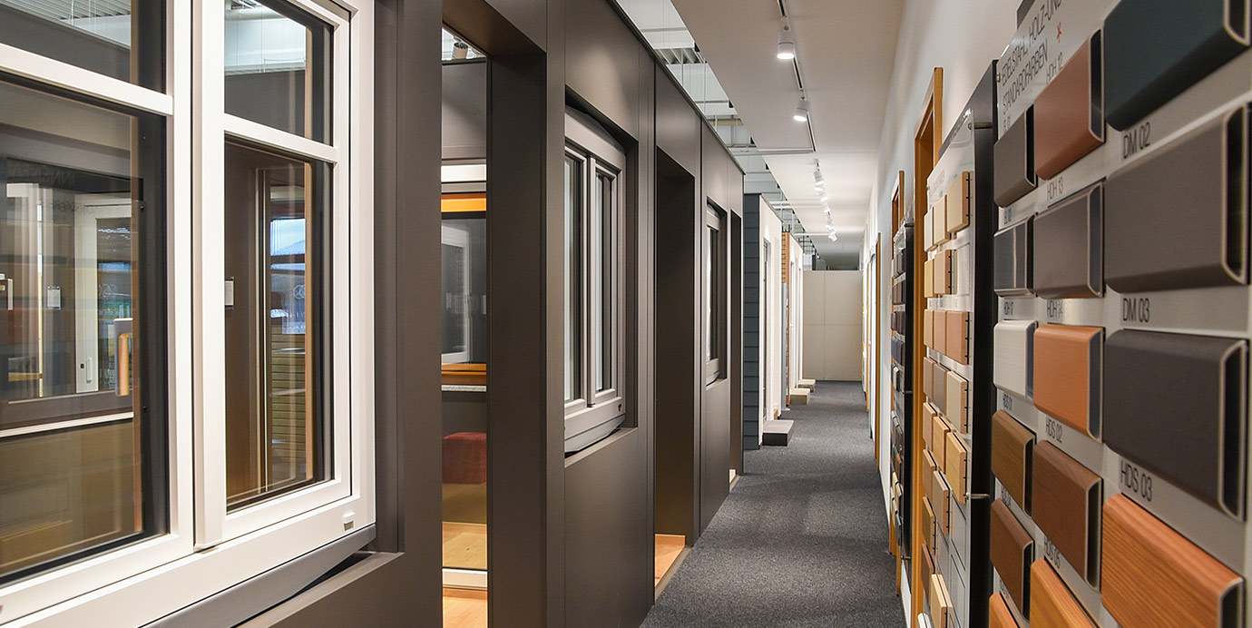 Ausstellungsraum für den Bereich Fenster- und Türen | Niederlassung | Bauzentrum Zillinger