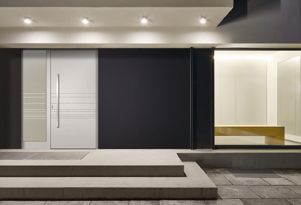 Außenansicht einer modernen Haustüre in weiß mit einem Seitenteil | Wirus Katalog Downloads | Bauzentrum Zillinger