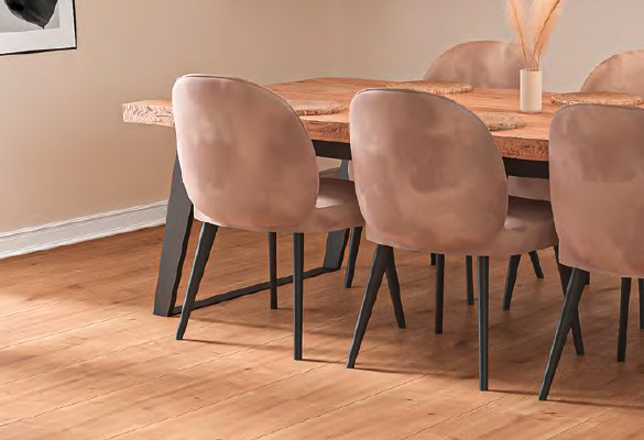 Esszimmer mit Bodenbelag und Möbeln in warmen Farbtönen | Wunderwerk Download Katalog | Bauzentrum Zillinger
