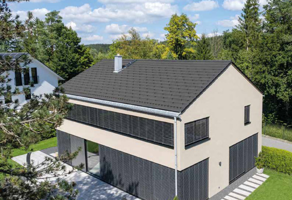 Haus aus Drohnenaufnahme | Erlus Dachsortiment | Bauzentrum Zillinger