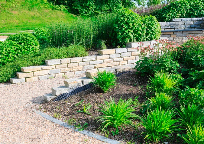 Abgestufte Steinmauern in einem herrlich grünen Garten | Bauzentrum Zillinger