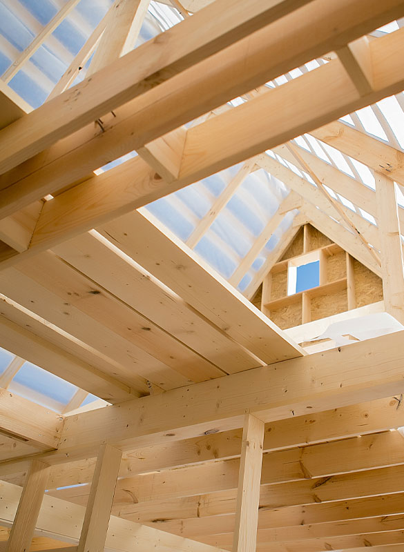 Dachstuhl aus Holz von unten fotografiert | Holz | Sortiment | Bauzentrum Zillinger