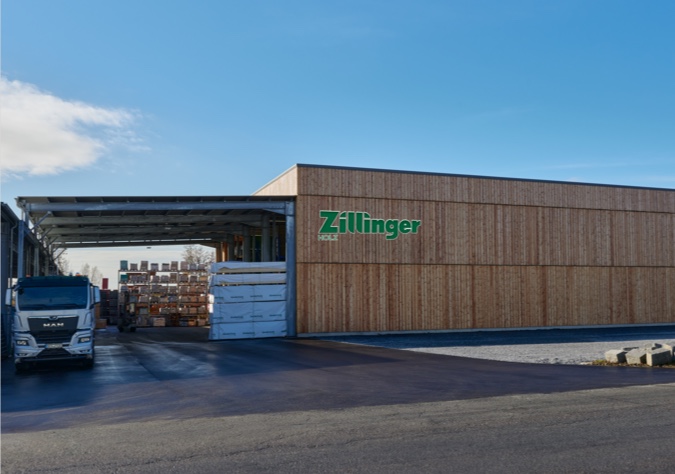 neue Holz-Lagerhalle von außen: LKW, Ware und Holzfassade | Zillinger Holz | Bauzentrum Zillinger in Osterhofen