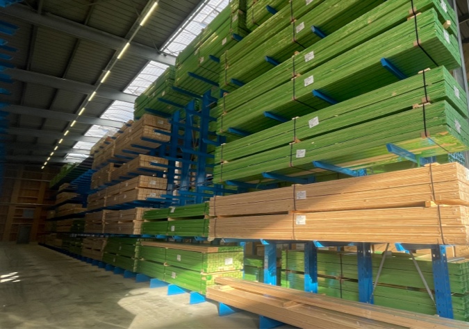 Lagerregale in Halle sind befüllt | Zillinger Holz | Bauzentrum Zillinger in Osterhofen